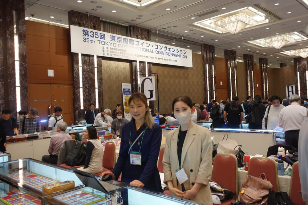 In Japan, women prefer to talk to women, and there are many women behind the tables of the Japanese dealers ready to give advice.