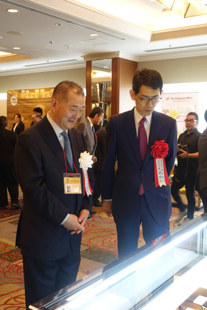 Here, the President of the Japan Dealers Association guides the Director of Japan Mint through the numismatic exhibition.